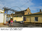 Люди гуляют рядом с Ремесленной синагогой "Егия-Капай". Евпатория. Крым, Россия. Редакционное фото, фотограф Овчинникова Ирина / Фотобанк Лори