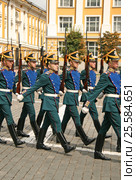 MOSCOW, RUSSIA - JULY 25, 2009: Kremlin Presidential Regiment, ceremony of changing of the Guard. Редакционное фото, фотограф Шилер Анастасия / Фотобанк Лори