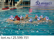 Игроки команды Динамо перед началом матча Чемпионата России по водному поло Динамо-Москва (белый) - Штурм-2002 (черный) (2016 год). Редакционное фото, фотограф Pukhov K / Фотобанк Лори