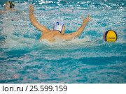 Фатахутдинов Артур (7)  в матче Чемпионата России по водному поло Динамо-Москва (белый) - Штурм-2002 (черный) (2016 год). Редакционное фото, фотограф Pukhov K / Фотобанк Лори
