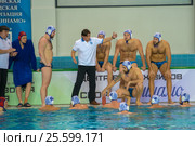 Тайм-аут у команды Динамо  в матче Чемпионата России по водному поло Динамо-Москва (белый) - Штурм-2002 (черный) (2016 год). Редакционное фото, фотограф Pukhov K / Фотобанк Лори