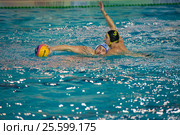 Владимир Заикин (5)  в матче Чемпионата России по водному поло Динамо-Москва (белый) - Штурм-2002 (черный) (2016 год). Редакционное фото, фотограф Pukhov K / Фотобанк Лори