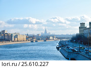 Вид на набережную Москвы-реки и  Московский государственный университет имени М.В. Ломоносова. Редакционное фото, фотограф Alexey Zab / Фотобанк Лори