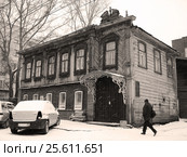 Дом с мемориальной табличкой, где жил С.М. Цвиллинг в 1917г. Челябинск. Сепия. (2006 год). Редакционное фото, фотограф Нина Карымова / Фотобанк Лори