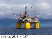 Платформа Shell Mars B/Olympus в Мексиканском заливе на фоне облаков (2016 год). Редакционное фото, фотограф Алексей Шматков / Фотобанк Лори
