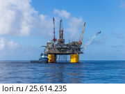 Судно поддержки Harvey Champion возле платформы Shell Olympus (2016 год). Редакционное фото, фотограф Алексей Шматков / Фотобанк Лори