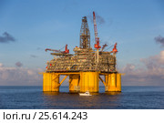 Прогулочный катер возле платформы Shell Olympus (2016 год). Редакционное фото, фотограф Алексей Шматков / Фотобанк Лори