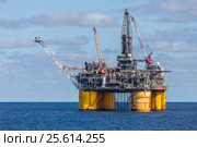 Сжигание попутного газа на платформе Shell Mars A в Мексиканском заливе (2016 год). Редакционное фото, фотограф Алексей Шматков / Фотобанк Лори