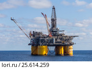 Сжигание попутного газа на платформе Shell Mars A (2016 год). Редакционное фото, фотограф Алексей Шматков / Фотобанк Лори