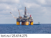 Судно поддержки у платформы Shell Mars A в Мексиканском заливе, крупный план (2017 год). Редакционное фото, фотограф Алексей Шматков / Фотобанк Лори
