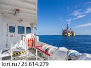 Платформа Shell Olympus, вид с борта судна (2017 год). Редакционное фото, фотограф Алексей Шматков / Фотобанк Лори