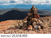 Cairn on top of North Breakthrough Great Tolbachik Fissure Eruption 1975 (2016 год). Редакционное фото, фотограф Юлия Машкова / Фотобанк Лори