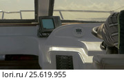 Captain driving yacht in the sea. Стоковое видео, видеограф Данил Руденко / Фотобанк Лори