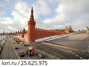Москва, центр. Беклемишевская, она же Москворецкая башня в юго-восточном углу Кремля и Кремлёвская набережная (2017 год). Редакционное фото, фотограф A Челмодеев / Фотобанк Лори