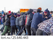Праздник Масленицы, соревнование подростков стенка на стенку. Бердск, Новосибирская область, Сибирь, Россия (2017 год). Редакционное фото, фотограф Евгений Мухортов / Фотобанк Лори
