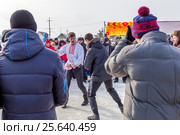 Праздник Масленицы, соревнование подростков стенка на стенку, кулачные бои. Бердск, Новосибирская область, Сибирь, Россия (2017 год). Редакционное фото, фотограф Евгений Мухортов / Фотобанк Лори