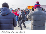 Праздник Масленицы, соревнование подростков стенка на стенку, кулачные бои. Бердск, Новосибирская область, Сибирь, Россия (2017 год). Редакционное фото, фотограф Евгений Мухортов / Фотобанк Лори
