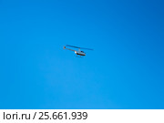 Легкий вертолет Robinson R44 Raven II (RA-06226) в синем небе (2016 год). Редакционное фото, фотограф Сергей Дубров / Фотобанк Лори