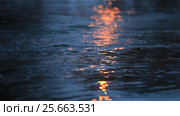 Dark water plays with the light at sunset. Стоковое видео, видеограф Яна Королёва / Фотобанк Лори