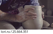 Master models a ceramic vase. Стоковое видео, видеограф Raev Denis / Фотобанк Лори