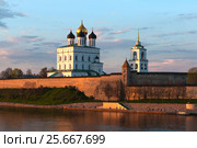May 3rd 2016 - Pskov Kremlin view from Velikaya river embankment in spring day, Russia. Редакционное фото, фотограф Мария Сидельникова / Фотобанк Лори