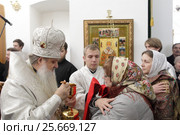 Епископ Серпуховской Роман причащает прихожан (2016 год). Редакционное фото, фотограф Дмитрий Неумоин / Фотобанк Лори