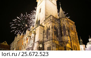 Old Town City Hall and holiday fireworks in Prague, view from Old Town Square, Czech Republic (2017 год). Стоковое видео, видеограф Владимир Журавлев / Фотобанк Лори