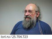 Анатолий Вассерман улыбается на лекции. Редакционное фото, фотограф Роман Цыбулин / Фотобанк Лори