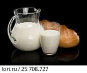 Glassware filled with milk and a white loaf long loaf. Стоковое фото, фотограф Андрей Есин / Фотобанк Лори