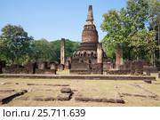 Руины древнего буддистского храма Wat Phra Kaeo солнечным днем. Кампаенг Пхет, Таиланд (2016 год). Стоковое фото, фотограф Виктор Карасев / Фотобанк Лори