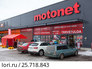 Вход в магазин Motonet в Лаппеенранте. Торговая сеть магазинов, специализирующаяся на товарах для автомобилистов. Финляндия (2017 год). Редакционное фото, фотограф Кекяляйнен Андрей / Фотобанк Лори
