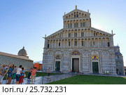 Туристы у Пизанского собора (итал. Duomo di Pisa). Пиза, Италия (2015 год). Редакционное фото, фотограф Александр Степанов / Фотобанк Лори