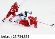 MOSCOW, RUSSIA - SEPTEMBER 27, 2016: A. Vasilyev (10) and R. Lyuduchin (88) fall down on hockey game Spartak vs Ugra on Russia KHL championship on September 27, 2016, in Moscow, Russia. Ugra won 3:2. Редакционное фото, фотограф Alexander Mirt / Фотобанк Лори