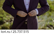 Man buttoning jacket. Стоковое видео, видеограф Алексей / Фотобанк Лори