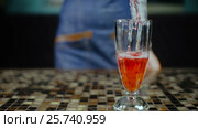 Tea Bubbles Shakes With Ice Tea. Стоковое видео, видеограф Станислав Панкратов / Фотобанк Лори