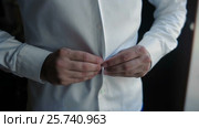 Man Buttoning White Shirt. Стоковое видео, видеограф Станислав Панкратов / Фотобанк Лори