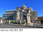 Туристы фотографируются у Fontana dei Putti на фоне Пизанского собора. Италия (2015 год). Редакционное фото, фотограф Александр Степанов / Фотобанк Лори