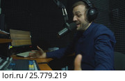 Radio dj man indoor at radio studio. Стоковое видео, видеограф Виктор Аллин / Фотобанк Лори
