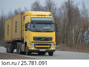 Трак VOLVO FH 13 440 с полуприцепом-контейнеровозом на шоссе сумрачным мартовским днем (2017 год). Редакционное фото, фотограф Виктор Карасев / Фотобанк Лори