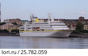 Круизное судно Hamburg пришвартовано у набережной Лейтенанта Шмидта в Санкт-Петербурге (2016 год). Редакционное видео, видеограф Сергей Дубров / Фотобанк Лори