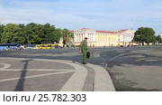 Здание Адмиралтейства, с 2012 года в нем располагается Главный штаб ВМФ России, над зданием поднят Андреевский флаг (2016 год). Редакционное видео, видеограф Сергей Дубров / Фотобанк Лори