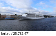 Туристическое круизное судно Silver Whisper швартуется у причала на Английской набережной в Санкт-Петербурге (2016 год). Редакционное видео, видеограф Сергей Дубров / Фотобанк Лори