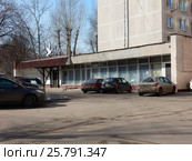 Кафе "Эдем" в одноэтажной нежилой пристройке жилого дома. Погонный проезд, 12. Район Богородское. Москва (2017 год). Редакционное фото, фотограф lana1501 / Фотобанк Лори