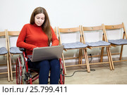 Женщина работает на ноутбуке, сидя в инвалидном кресле. Стоковое фото, фотограф Кекяляйнен Андрей / Фотобанк Лори