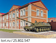Россия, Сибирь, Тюменская, Ишим,  самоходно-артиллерийская установка возле КПП бывшей воинской части (2016 год). Редакционное фото, фотограф Александр Циликин / Фотобанк Лори