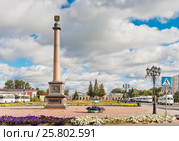 Россия, Сибирь, Тюменская, Ишим, привокзальная площадь, колонна с барельефами о истории города (2016 год). Редакционное фото, фотограф Александр Циликин / Фотобанк Лори