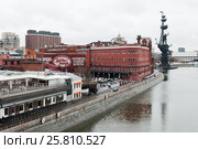 Город Москва. Вид на здание фабрики "Красный Октябрь" и памятник Петру Первому с Патриаршего моста (2017 год). Редакционное фото, фотограф Игорь Низов / Фотобанк Лори