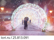 Молодые люди гуляют на Тверском бульваре поздно вечером и фотографируются в световом туннеле (2016 год). Редакционное фото, фотограф Emelinna / Фотобанк Лори