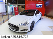 Автомобиль Тесла (Tesla Model S). Вид спереди. Электрический седан, цвет белая звезда (2015 год). Редакционное фото, фотограф Кекяляйнен Андрей / Фотобанк Лори
