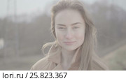 Portrait of Attractive Smiling Caucasian Ethnicity Woman in Urban Environment. Стоковое видео, видеограф Серёга / Фотобанк Лори